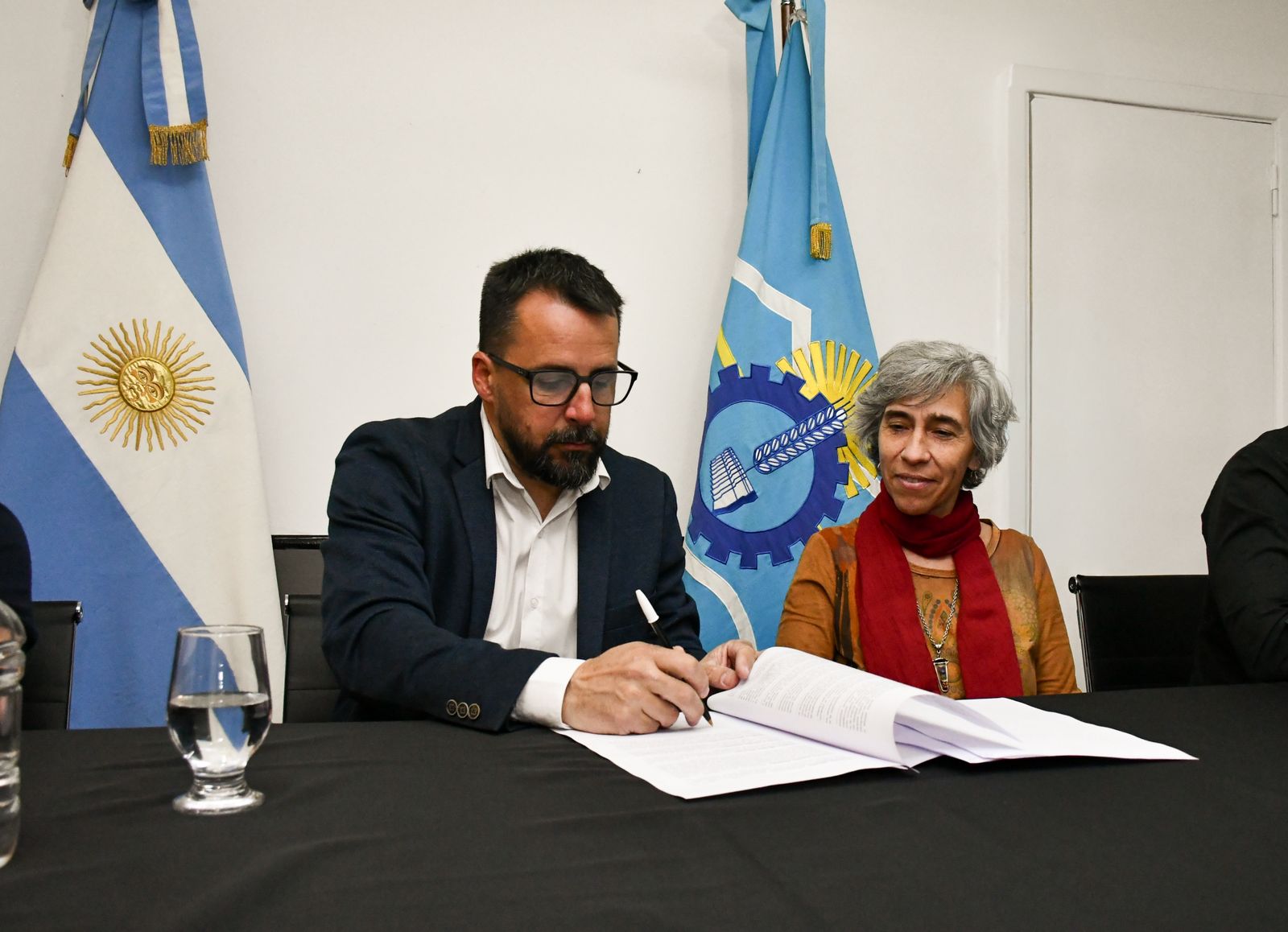 El municipio de Esquel y la Universidad del Chubut firmaron un convenio para el uso conjunto del edificio del Centro de Encuentro