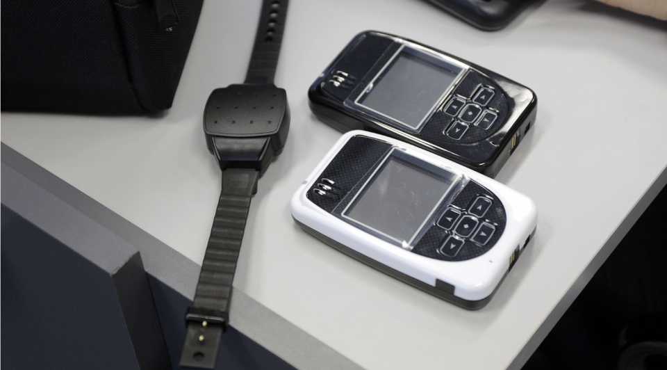 Ignoró la prohibición de acercamiento y deberá usar una tobillera electrónica