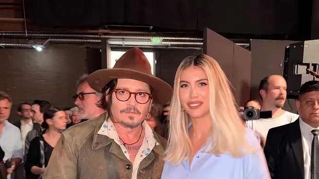 Wanda Nara se sacó una foto con Johnny Depp, pero en las redes la criticaron duramente