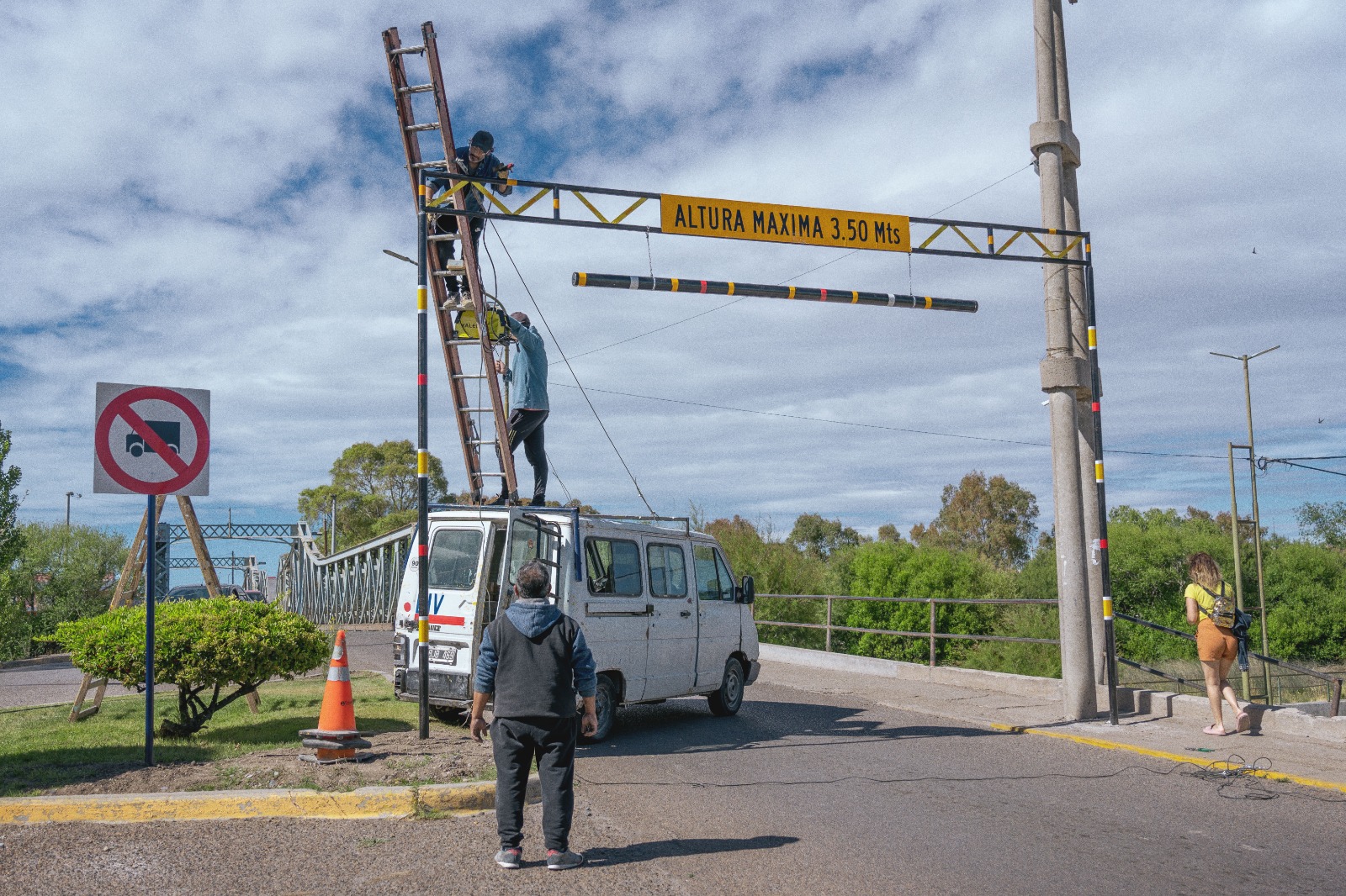 Rawson avanza con la colocación de nueva señalización que restringe el paso de vehículos de gran porte en el Puente del Poeta