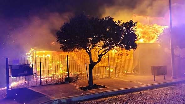Voraz incendio destruyó una vivienda en Rada Tilly