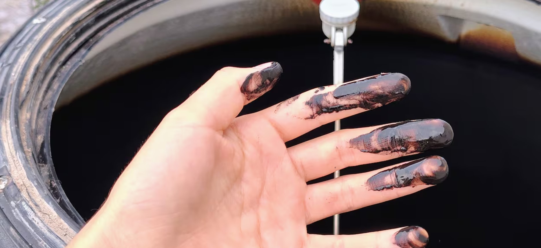 Alarma en un pueblo de Río Negro: Denuncian que el agua de la canilla sale negra desde hace meses