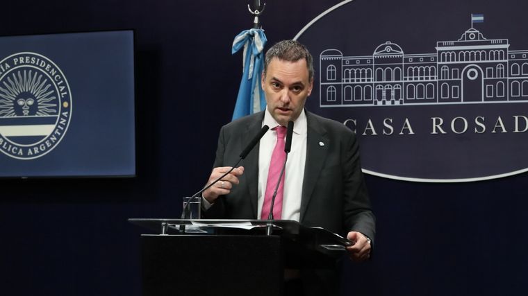 Manuel Adorni presentó el resumen semanal con eje en la baja de la pobreza