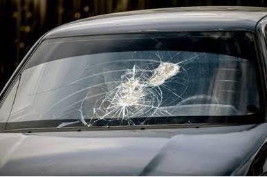 Sarmiento: Un joven causó daños a un vehículo y fue detenido 