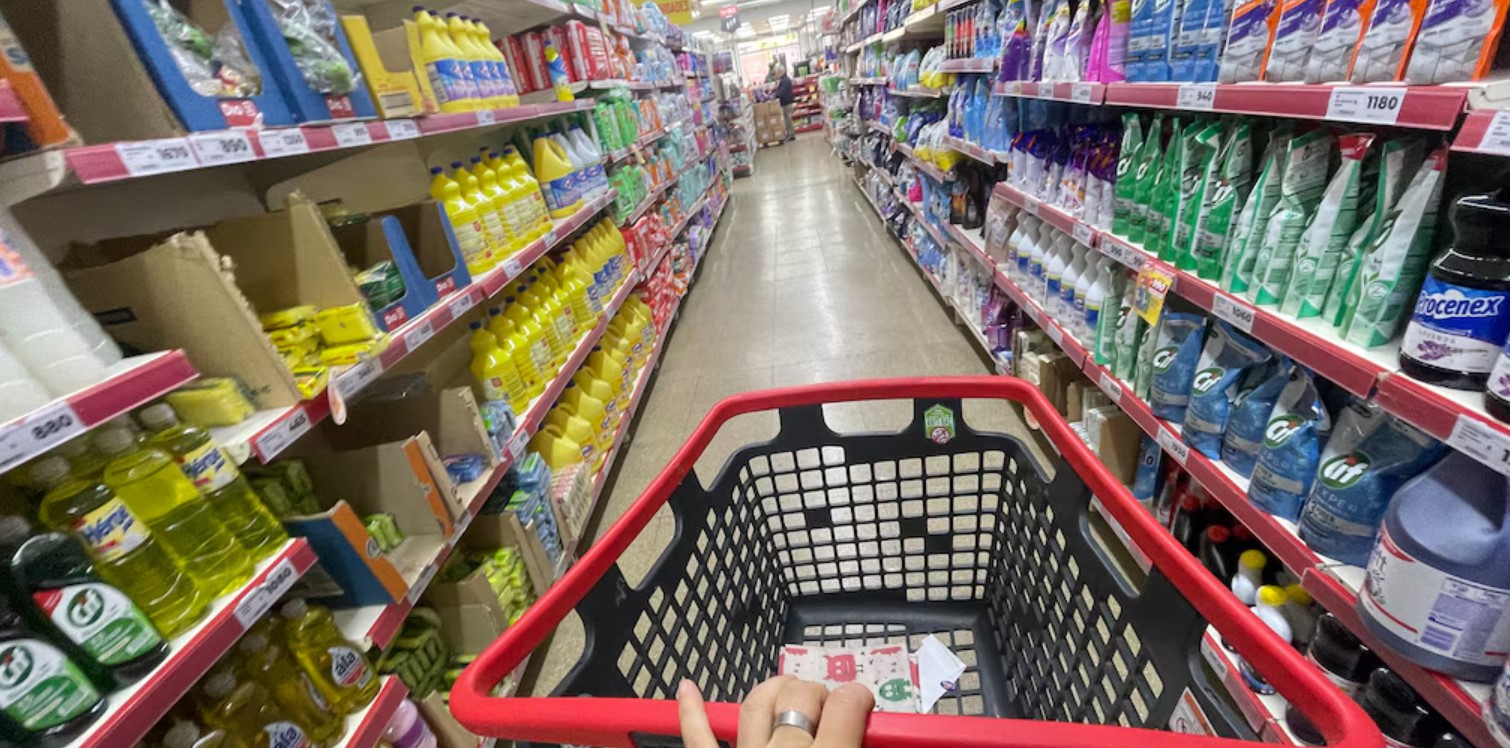 Con una fuerte caída en las ventas de supermercados, el consumo masivo volvió a retroceder en noviembre
