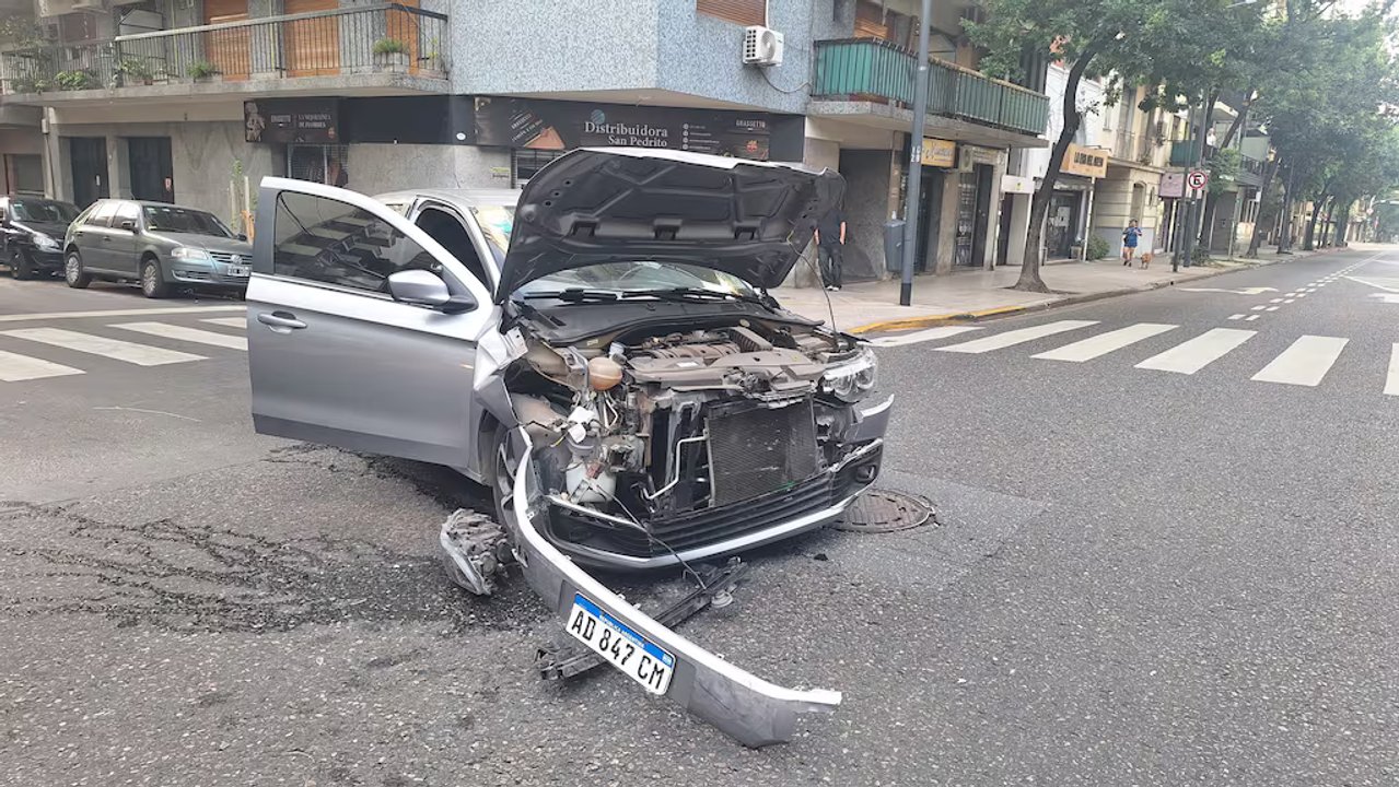 Locura al volante: Un hombre manejó durante cinco cuadras a contramano por una avenida en Flores, chocó, volcó y hay varios heridos