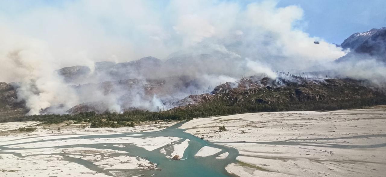 Provincia sigue con el intenso operativo para controlar el incendio forestal en El Turbio