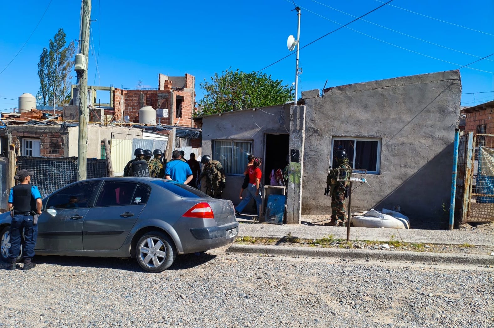 La Policía del Chubut realizó allanamientos en Trelew con resultados positivos en armas y drogas