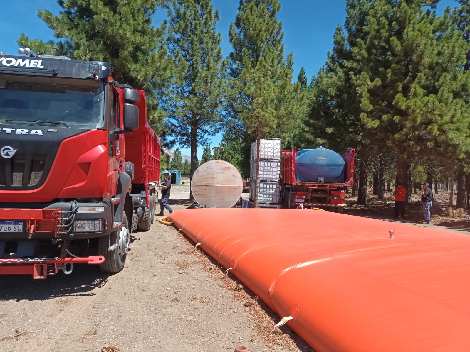Vialidad Nacional suma camiones cisternas para abastecer aviones hidrantes que luchan contra los incendios forestales