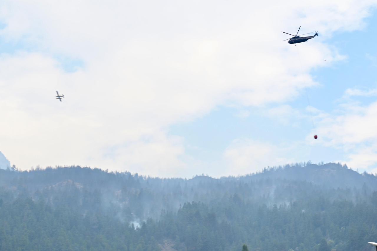 Incendios forestales: Provincia refuerza el despliegue de brigadistas y medios aéreos en Villa Lago Rivadavia