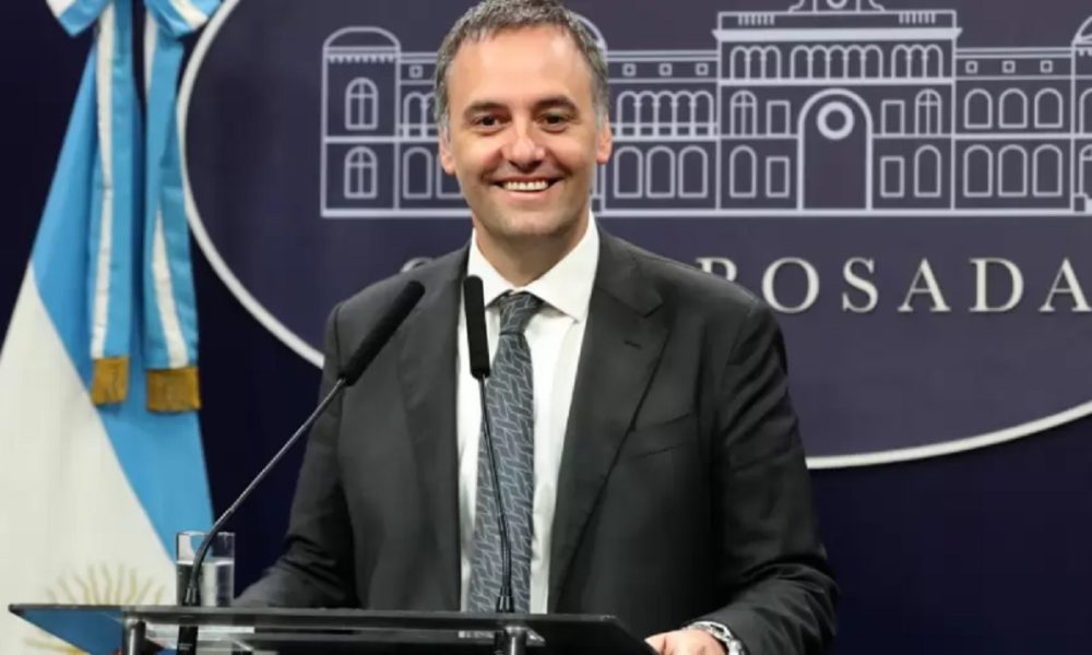 Adorni asume como director de YPF por el Estado Nacional