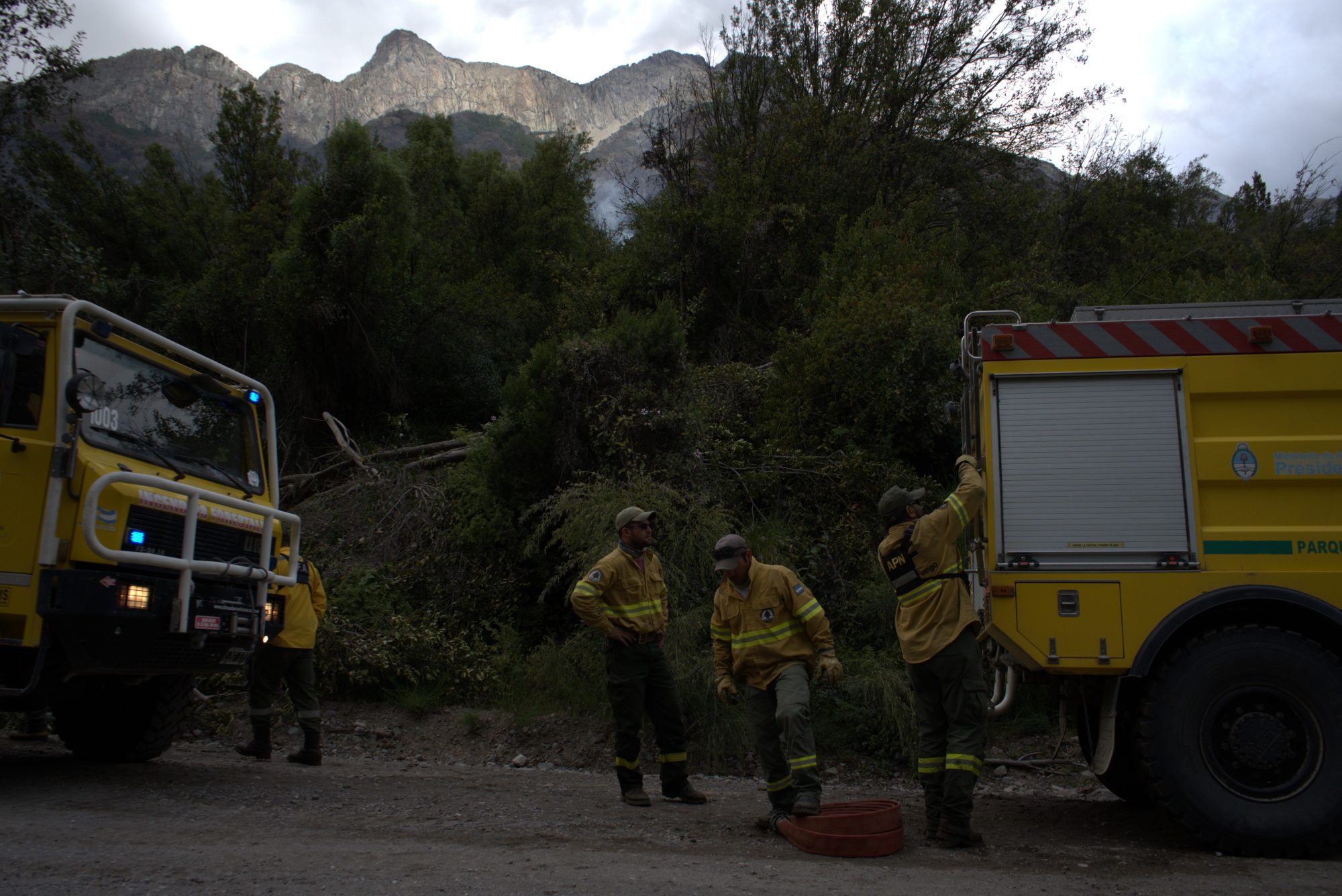 Continúa el amplio despliegue de Provincia y Nación para controlar el incendio en el Parque Los Alerces