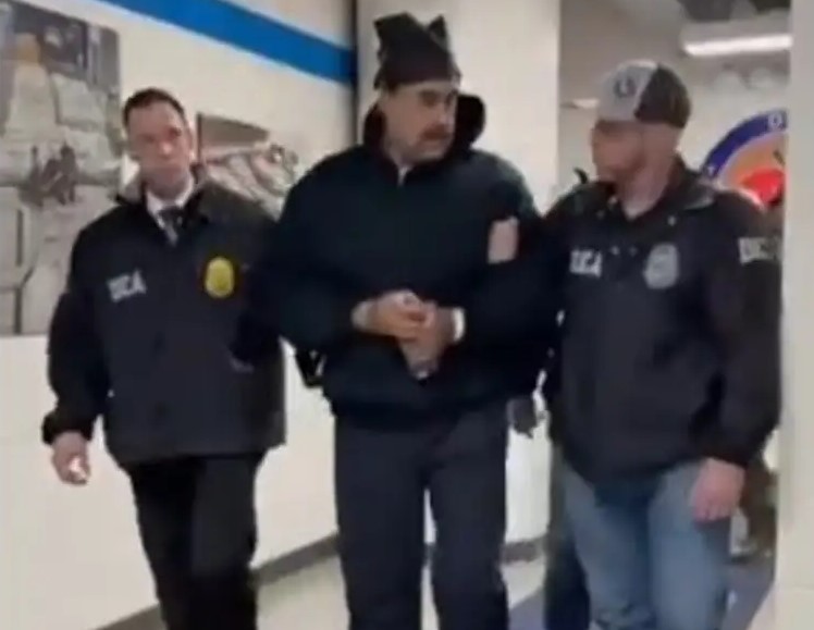 “Good night, happy New Year”: La frase en inglés que dijo Nicolás Maduro al ser trasladado en Nueva York por agentes de la DEA