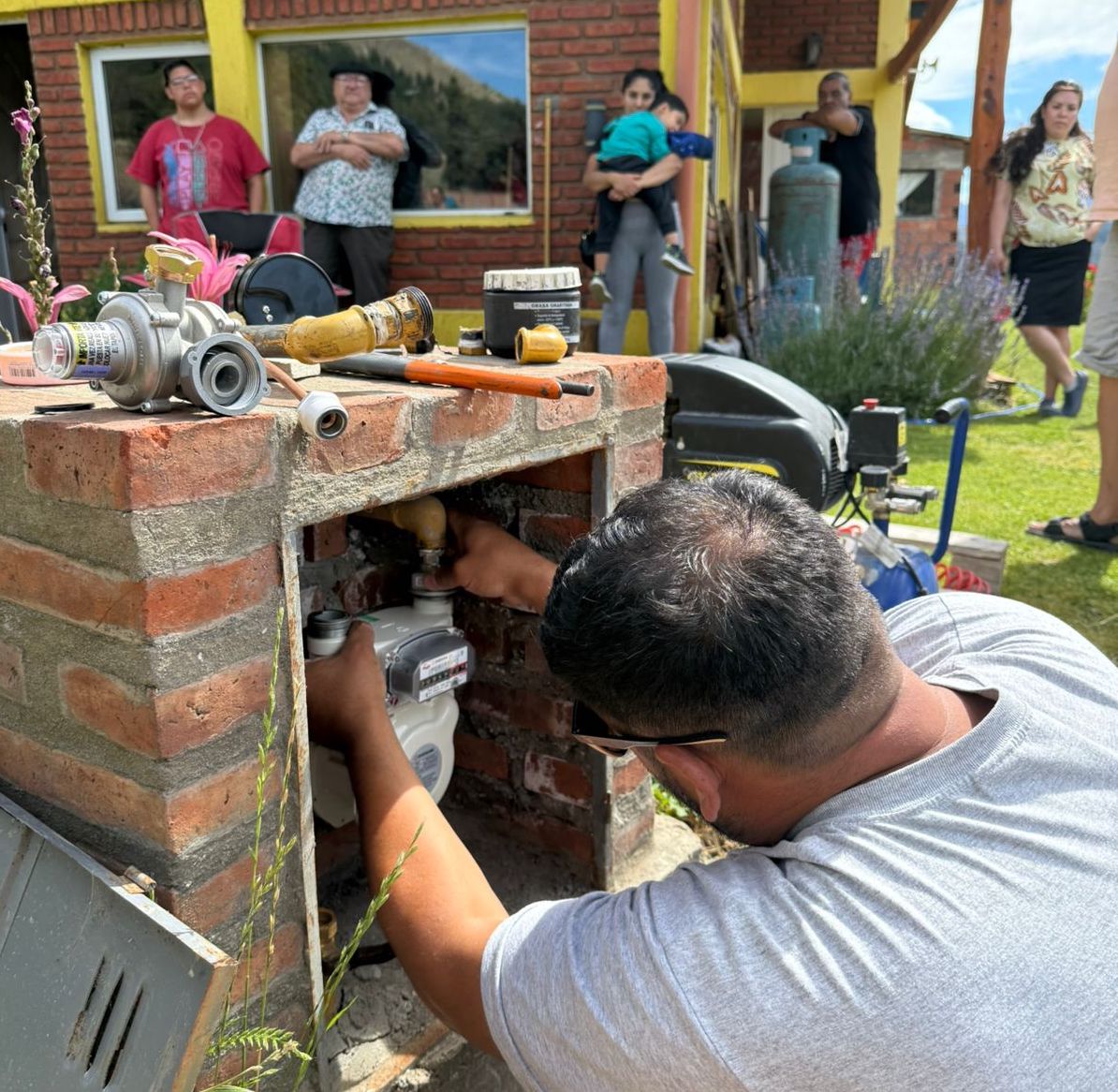 Tras seis años de espera, se concretó la primera conexión de gas domiciliario en Esquel