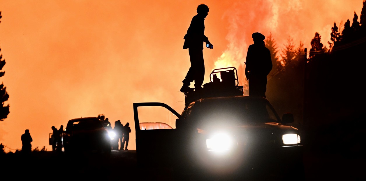 En medio de los incendios en Chubut, Bomberos Voluntarios denuncian que Milei giró la mitad de los fondos asignados en 2025