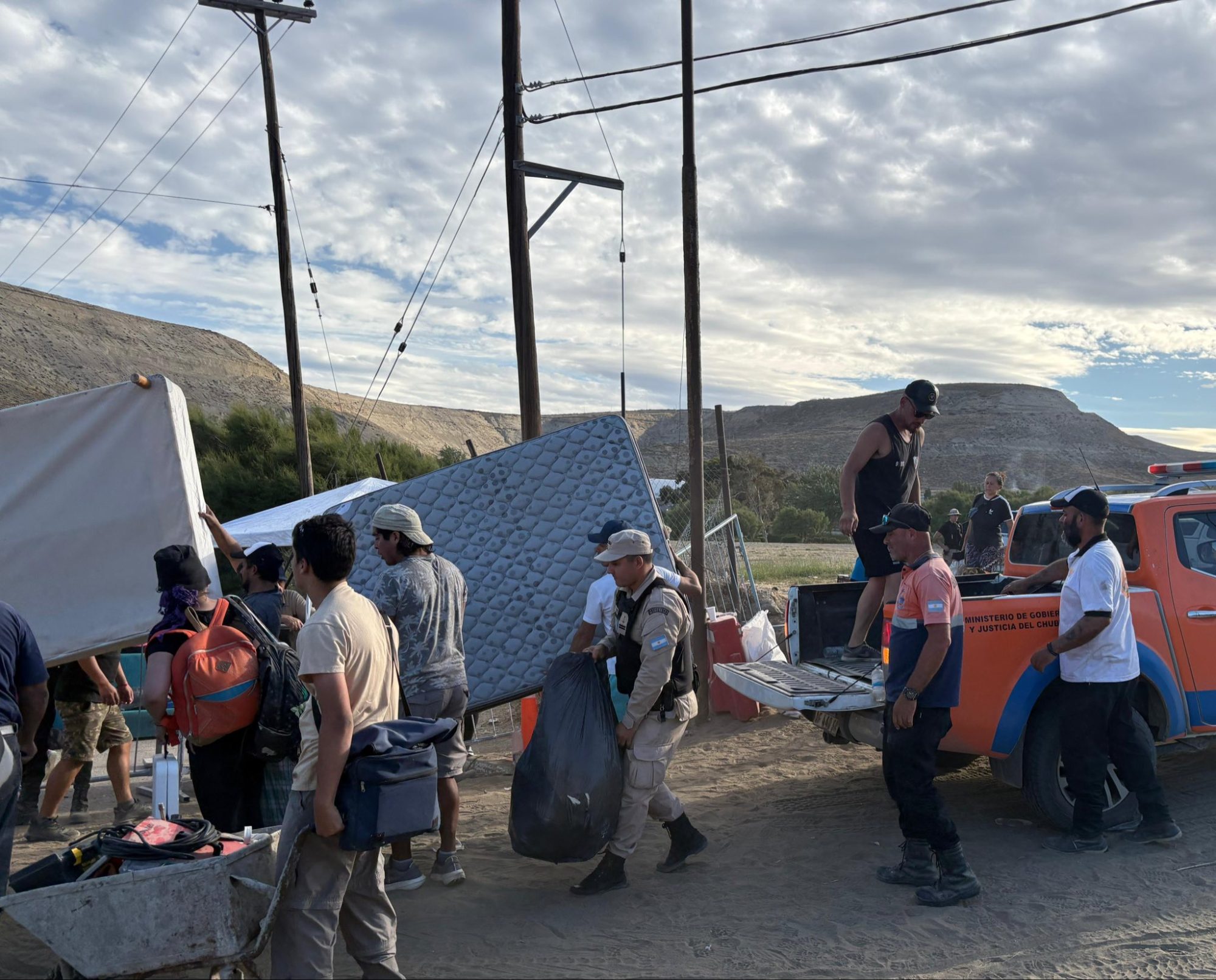 Nación envía a Comodoro una brigada de búsqueda y rescate junto a ingenieros y arquitectos por el deslizamiento del Cerro Hermitte