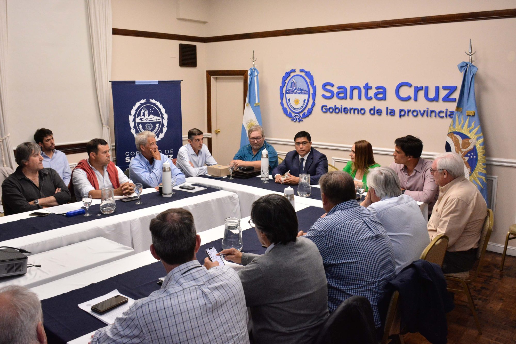 Santa Cruz: El Gobierno y el sector productivo aúnan criterios para potenciar y activar los campos