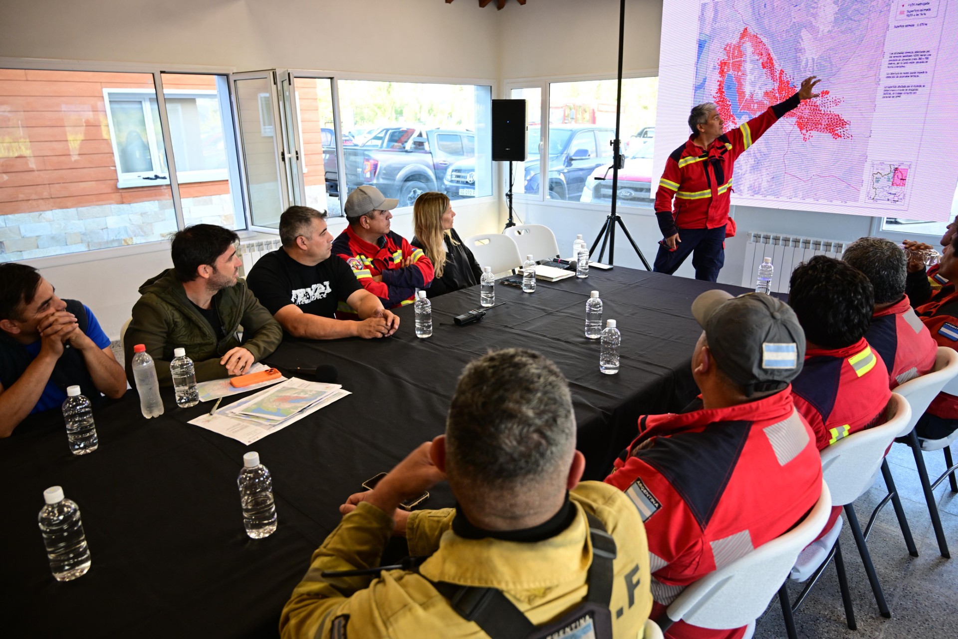 Torres presentó el reporte diario de los incendios en la Cordillera: Dijo que hay 24 viviendas afectadas, ocho personas evacuadas y aclaró que “la lluvia ayudó, pero no hay que aflojar”