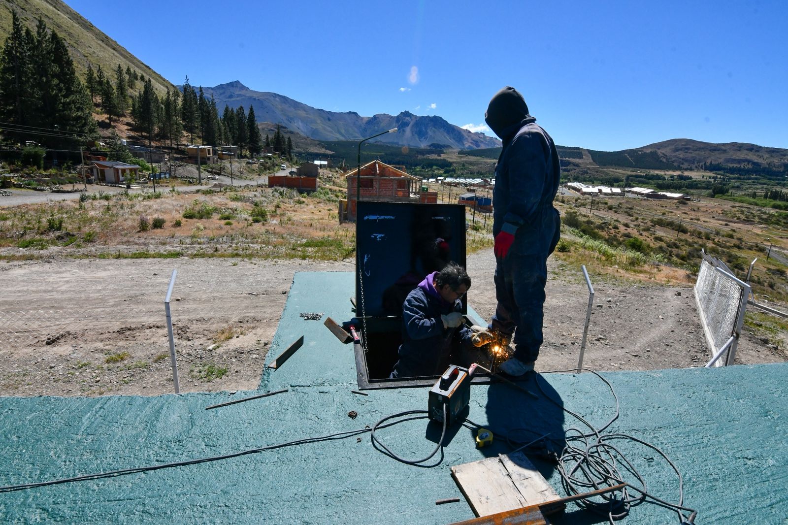 Avanzan las obras de extensión de red de gas y terminación de red de agua en Valle Chico: “Trabajamos para llevarle dignidad a los vecinos”