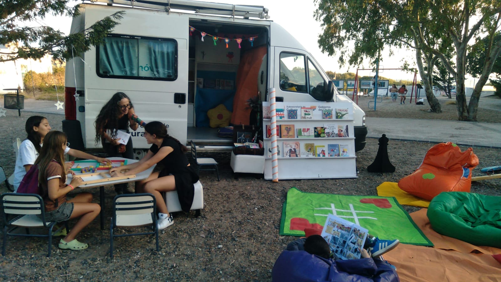 El Bibliomóvil inició su agenda anual en Chubut con propuestas recreativas, talleres y suelta de libros