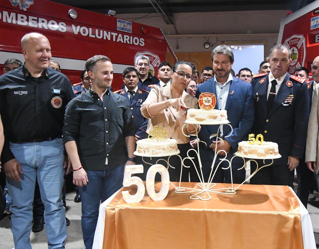 Merino acompañó el acto por el 50° aniversario de los Bomberos Voluntarios de Trelew
