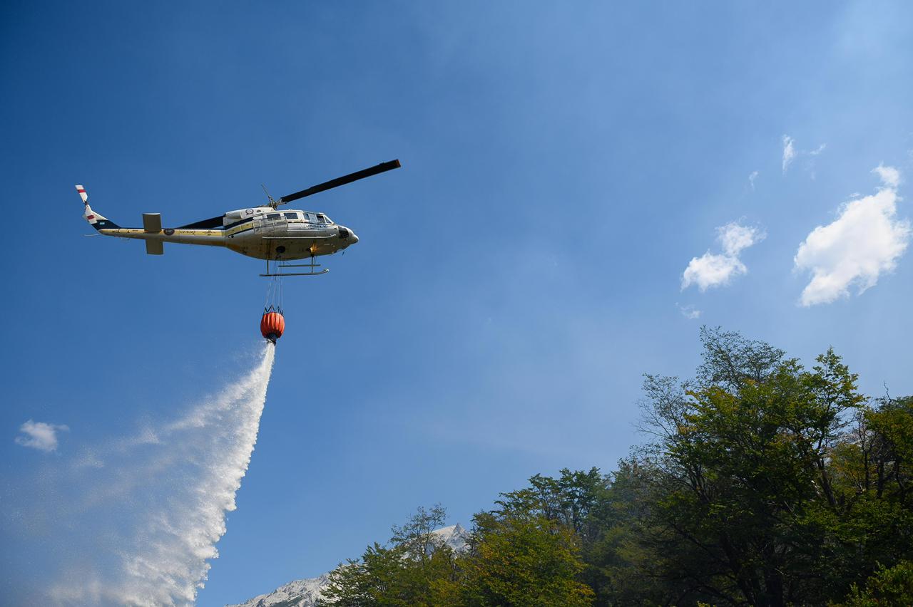 Continúa el operativo con medios aéreos y cientos de brigadistas para combatir los incendios forestales en la Cordillera