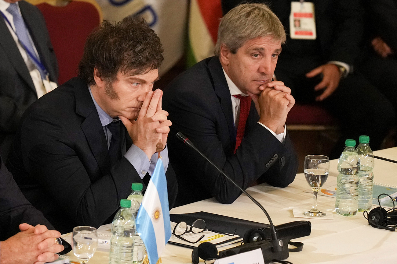 Milei y Caputo buscan mantener el dólar cerca de los $ 1.400 pasa contener la inflación