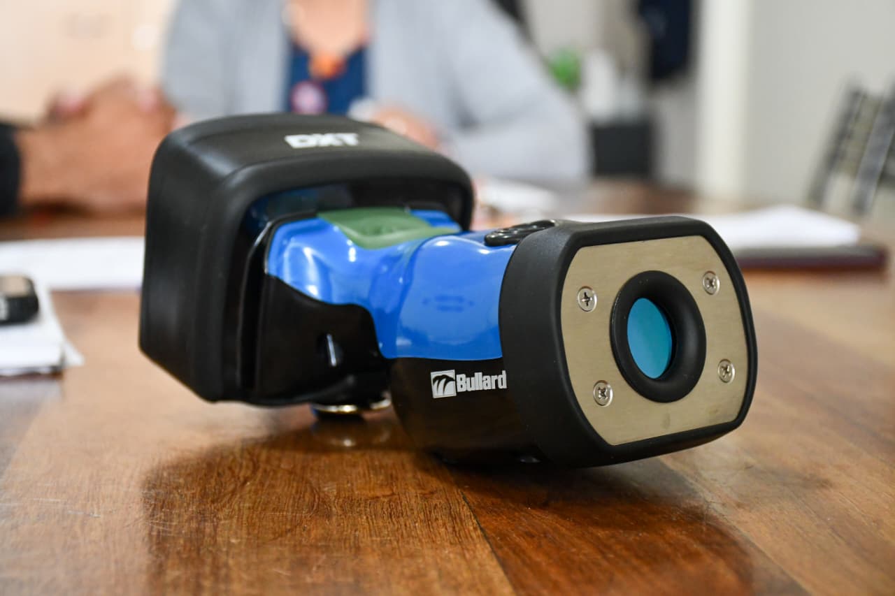 Esquel: la Municipalidad fortalece a Bomberos con una nueva cámara térmica para ataque de incendios