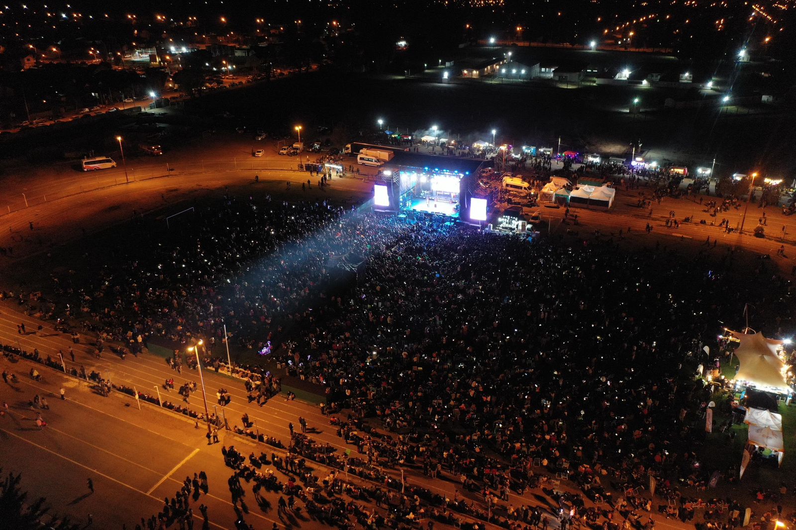 Esquel celebró su 120° aniversario de la mano de un histórico show de Q’Lokura