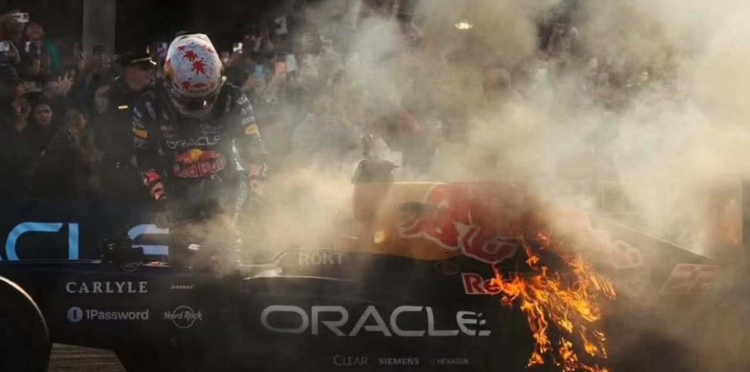 Se le prendió fuego el auto a Tsunoda y se vivieron momentos tensos en una exhibición de la Fórmula