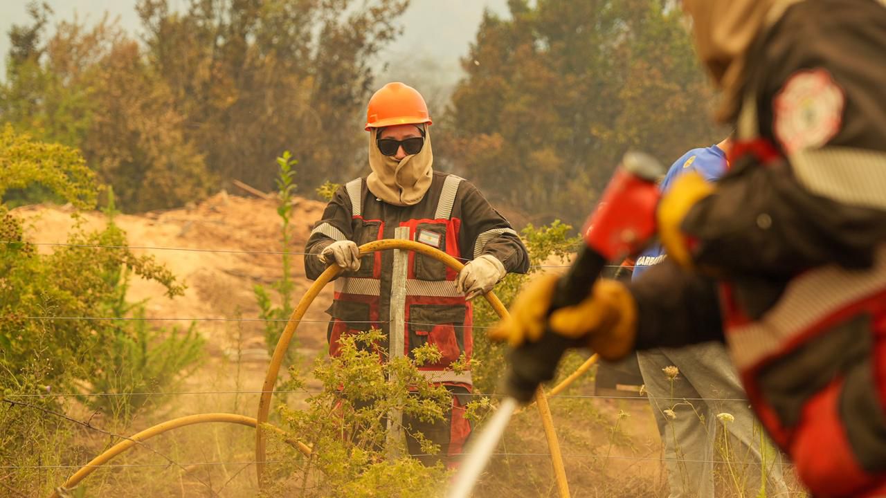 Incendios forestales: el Gobierno del Chubut refuerza el operativo con brigadistas, medios aéreos y apoyo interprovincial