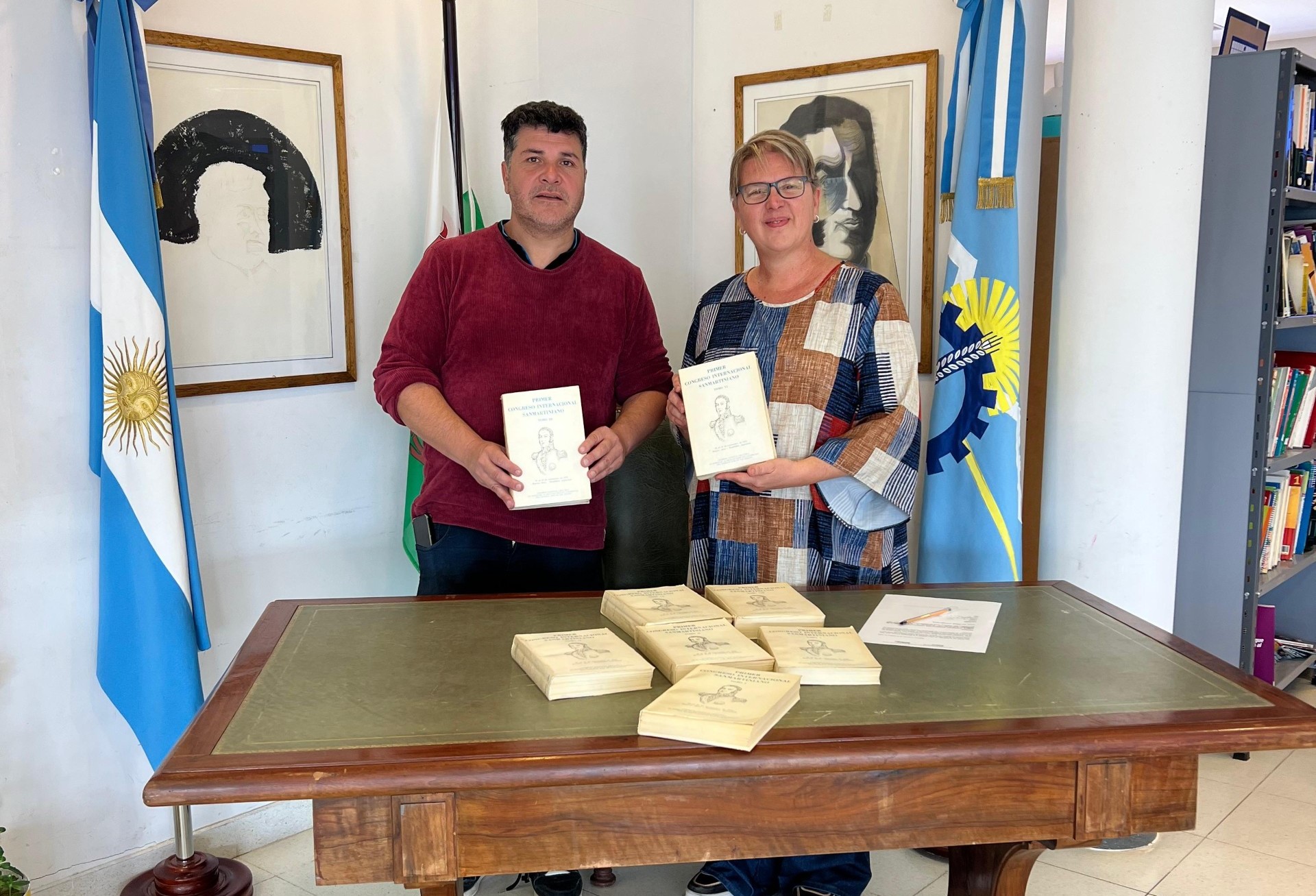Provincia entregó libros vinculados al General San Martín a una biblioteca popular de Puerto Madryn