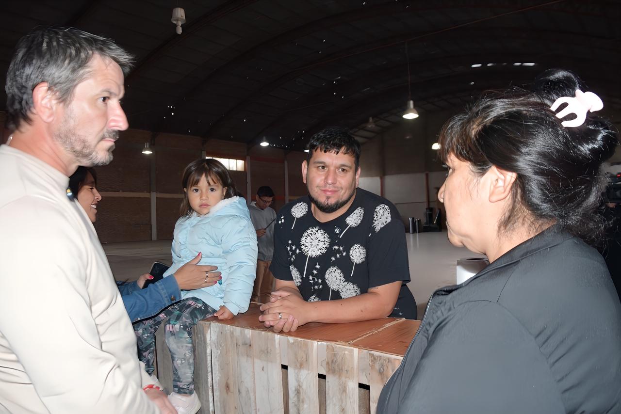 Merino recorrió el gimnasio recuperado del barrio Primera Junta y destacó el trabajo comunitario