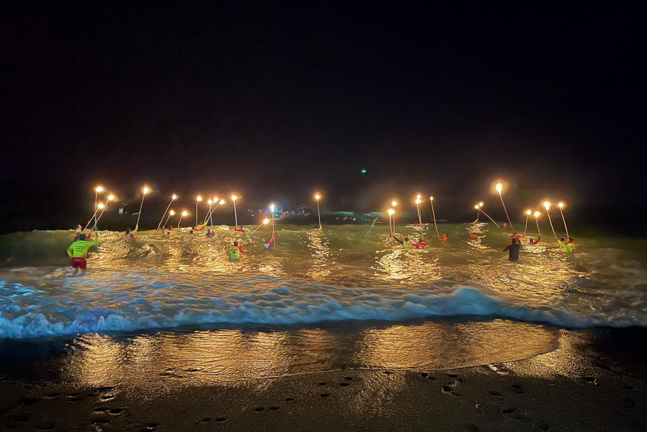 Con la segunda edición de la Antorchada, el Cuerpo de Guardavidas despidió la temporada en Playa Unión
