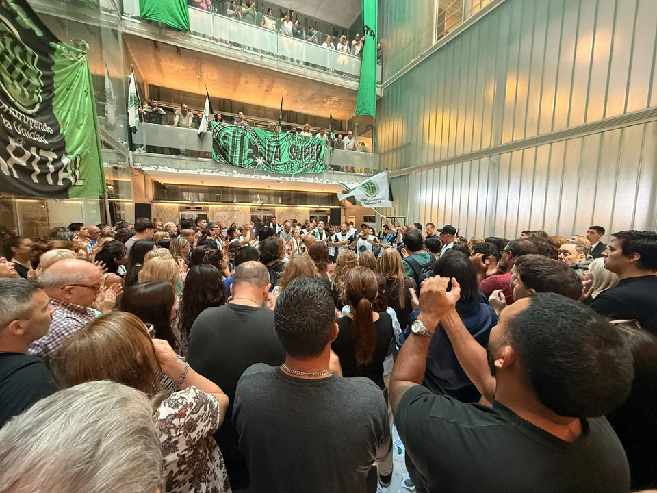 ATE hará paros “a la japonesa” por posibles despidos en la Superintendencia de Salud