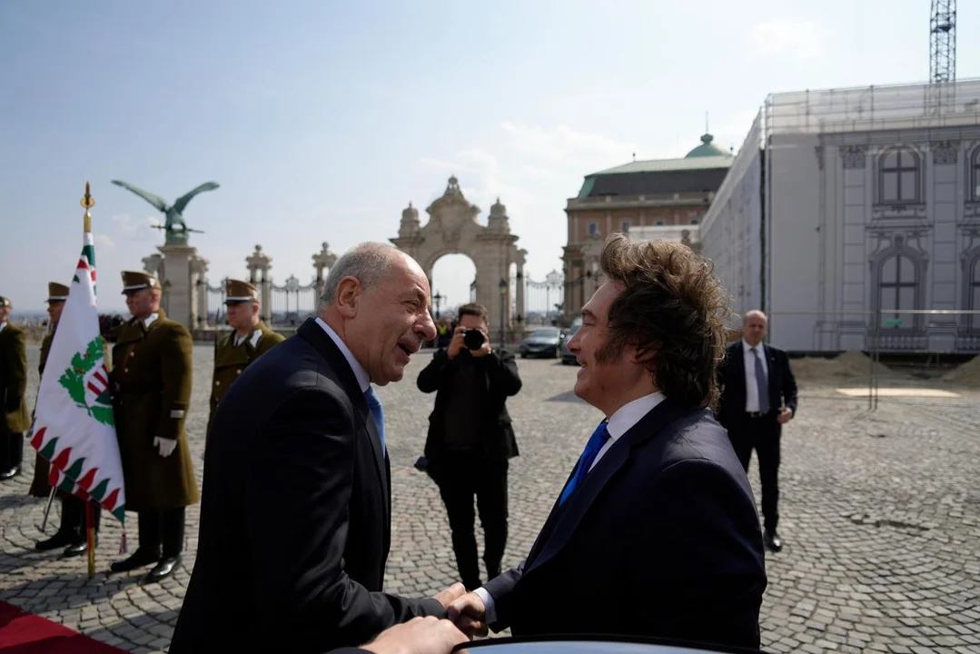 Javier Milei fue recibido por el presidente de Hungría, Tamás Sulyok