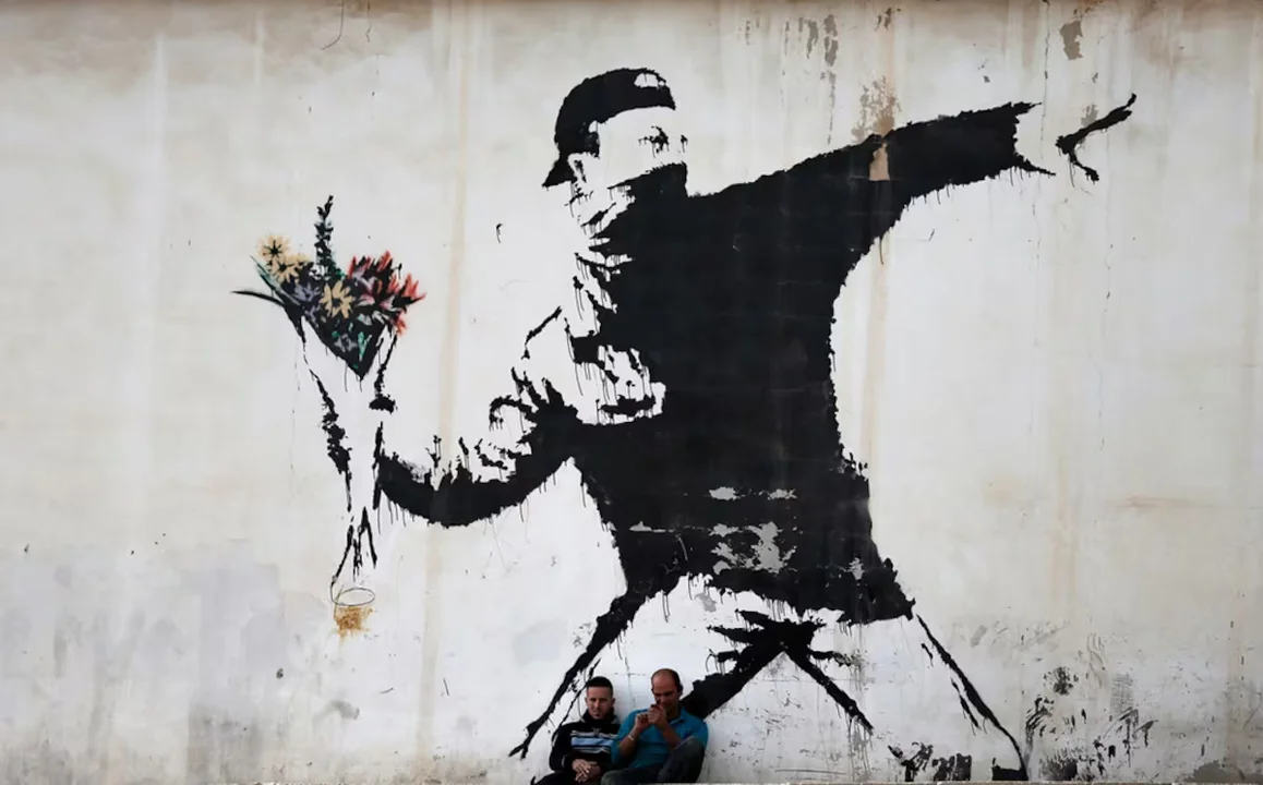 Afirman que descubrieron la identidad de Banksy, el artista que convirtió el anonimato en obra
