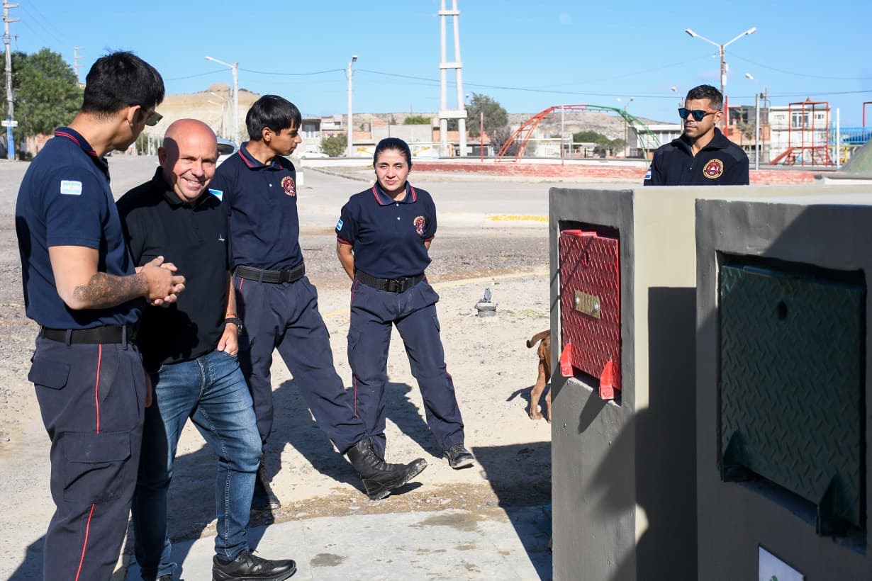 Sastre inauguró un punto de abastecimiento seguro en el barrio Perón para optimizar el trabajo de los Bomberos