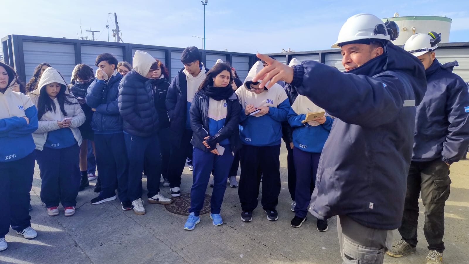 Estudiantes de nivel secundario recorrieron el Puerto de Comodoro y se interiorizaron sobre la reactivación del Astillero