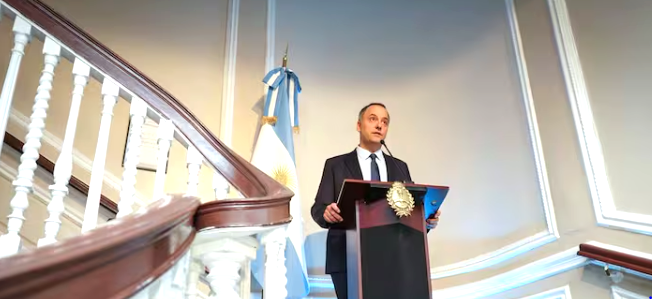 Adorni deslizó que el vídeo de su esposa pudo haber salido desde “adentro” del Gobierno