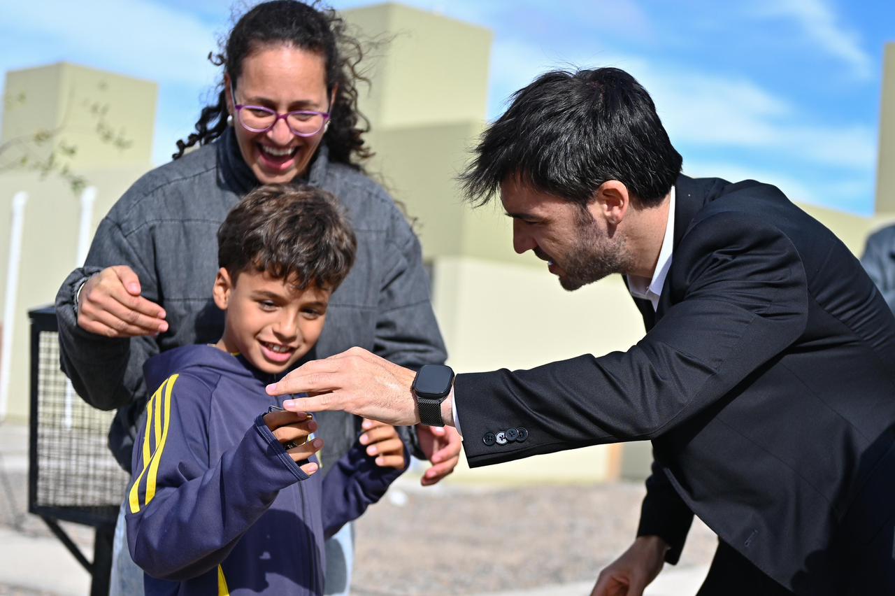 Tras finalizar una obra suspendida por la gestión anterior, Provincia entregó la llave de su primera casa a diez familias de Dolavon