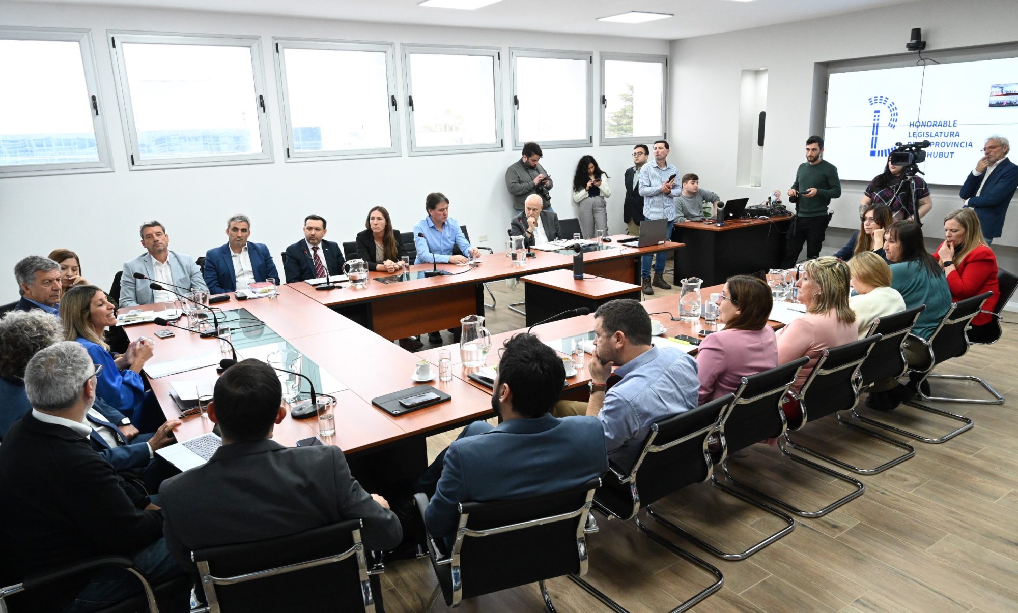 Prohibición del uso de celulares en las cárceles: La Legislatura abre un espacio de participación ciudadana y realiza reuniones informativas