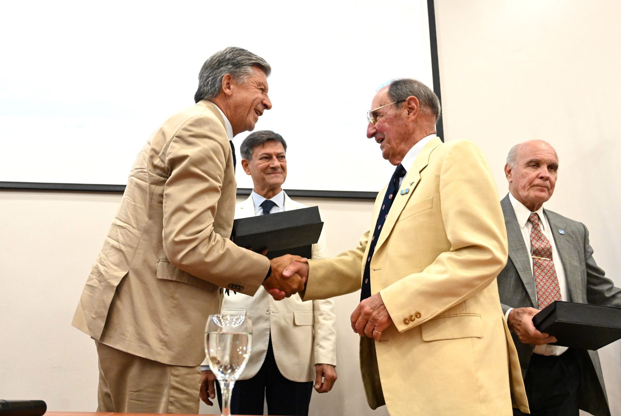 Pilotos aeronavales de combate y veteranos de Guerra relataron en la Legislatura sus heroicas experiencias en Malvinas