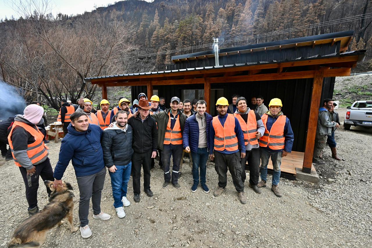 Torres entregó las primeras viviendas a familias que perdieron todo en los incendios de la Comarca Andina