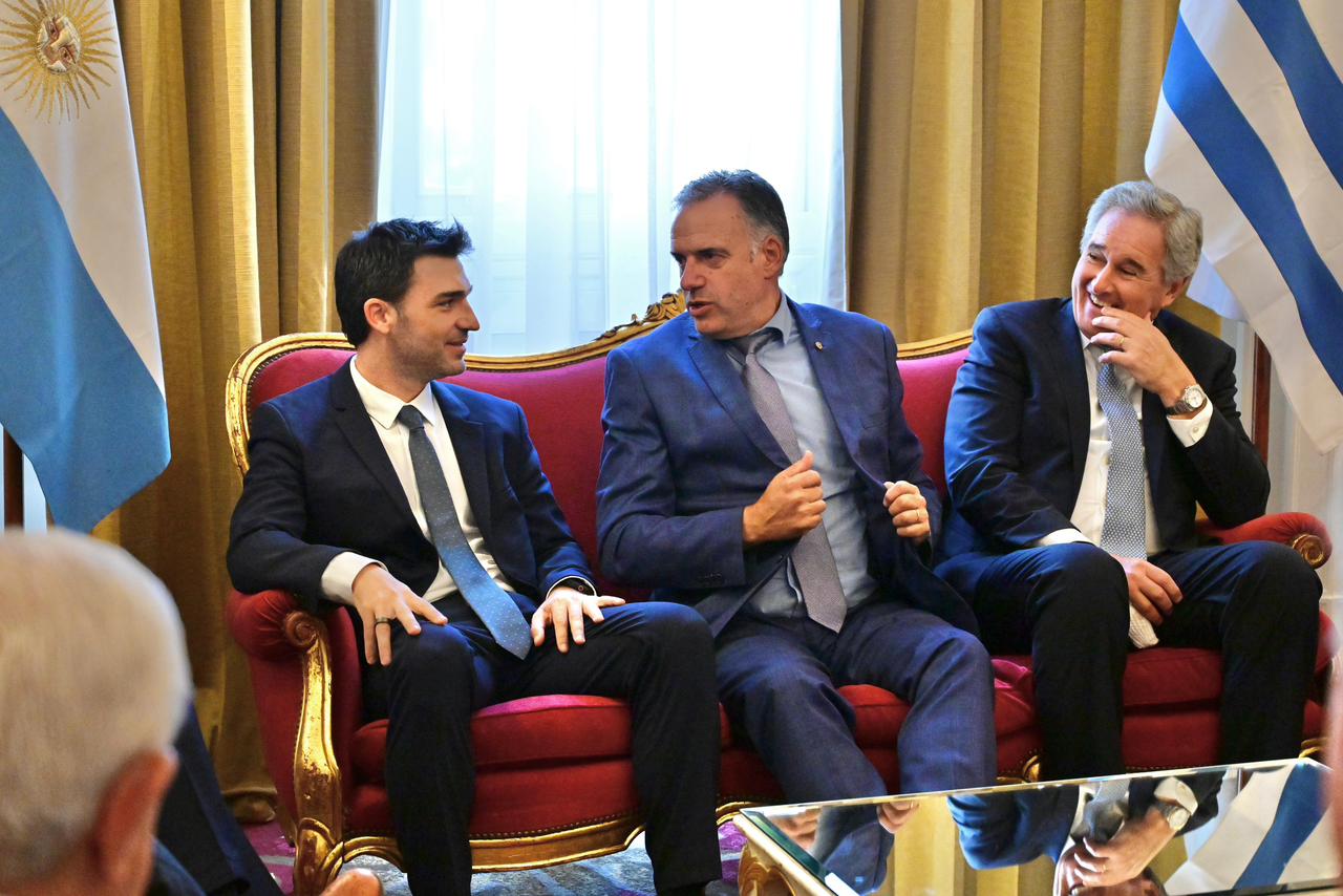 Ante el presidente de Uruguay y el canciller argentino, Torres destacó el potencial productivo y comercial de Chubut