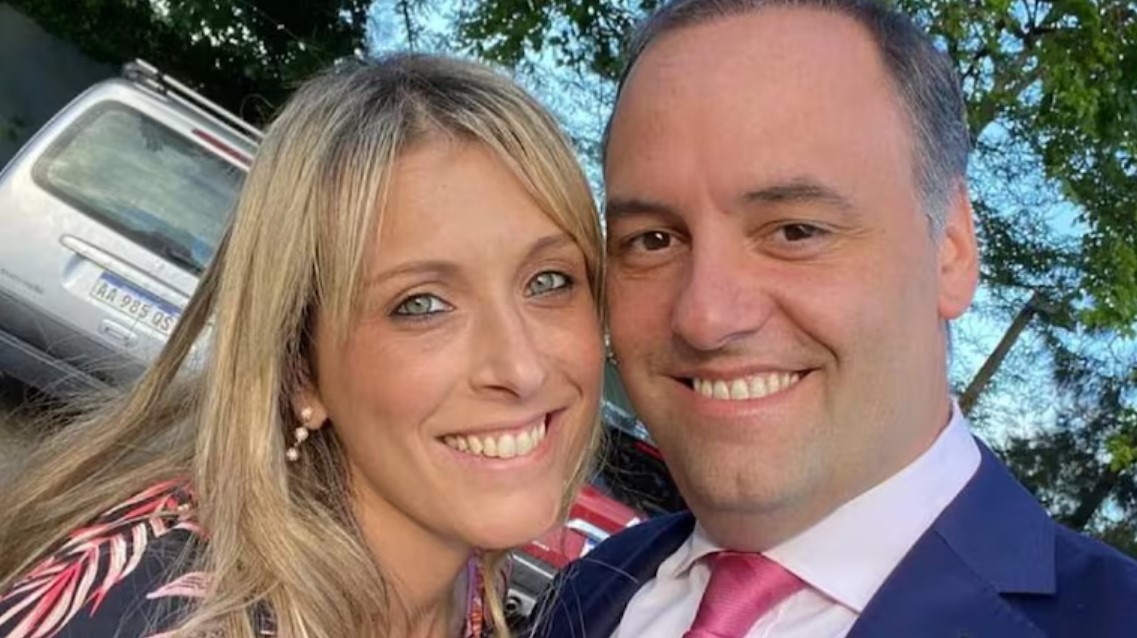 Siguen los escándalos en el Gobierno de Milei: El vuelo de Adorni a Punta del Este lo pagó una productora vinculada a la TV Pública