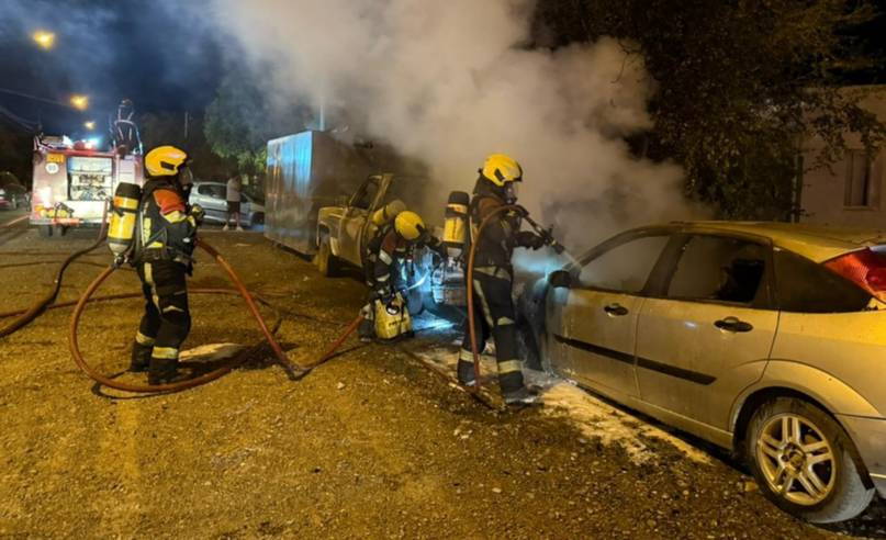 Incendio en Rawson destruyó dos vehículos estacionados frente a una vivienda