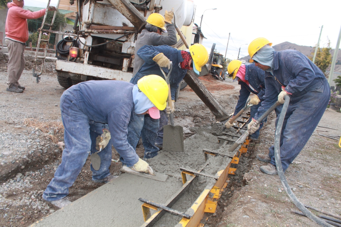 Esquel: Avanzan las obras de cordón cuneta