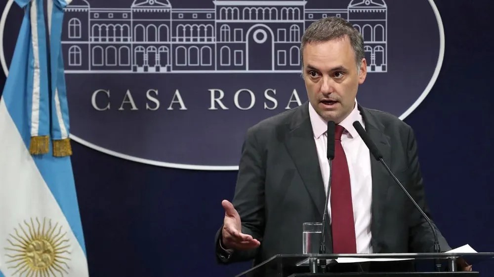 Adorni se defendió en medio de la polémica por sus viajes: “No tengo nada que esconder”