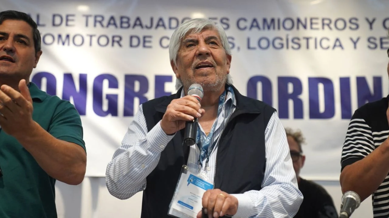 Detalles del acuerdo de Moyano: Subas mensuales y premio por presentismo en ramas específicas